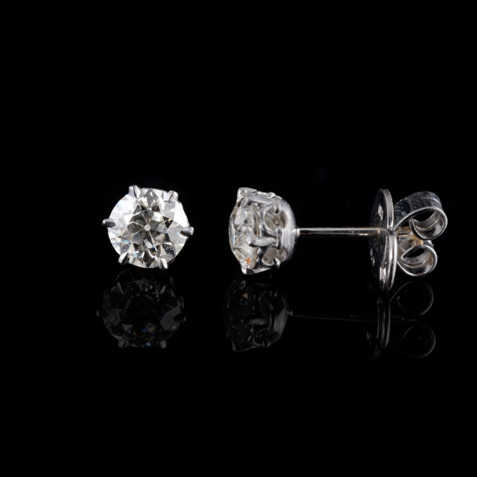 Solitair diamond earstuds by Ans Hemke-Kuilboer