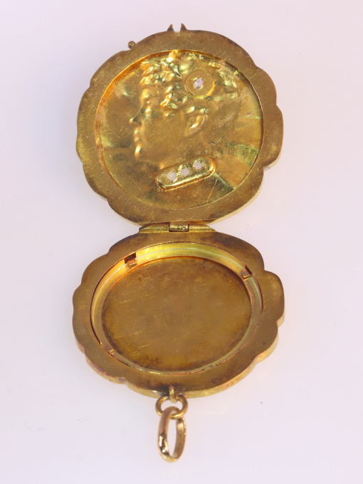 Vintage Belle Epoque 18K gold locket with ladies head and rose cut diamonds by Artista Desconhecido