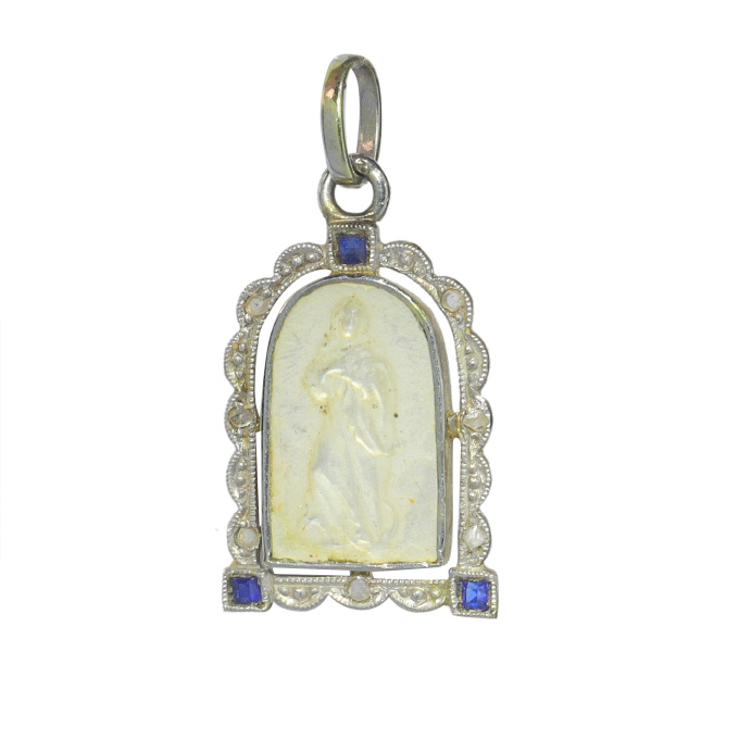 Vintage 1910's Edwardian - Art Deco 18K pendant  Mother Mary medal in mother-of-pearl set with diamonds and sapphires by Onbekende Kunstenaar