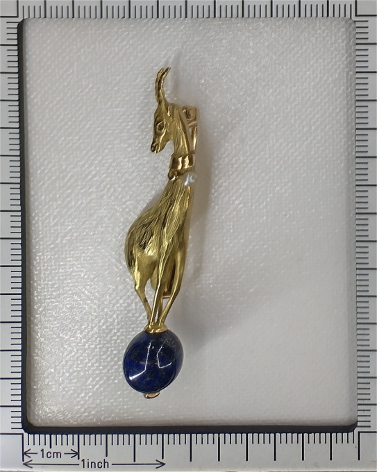 Vintage Seventies 18K gold chamois brooch on lapis lazuli sphere by Artista Desconhecido