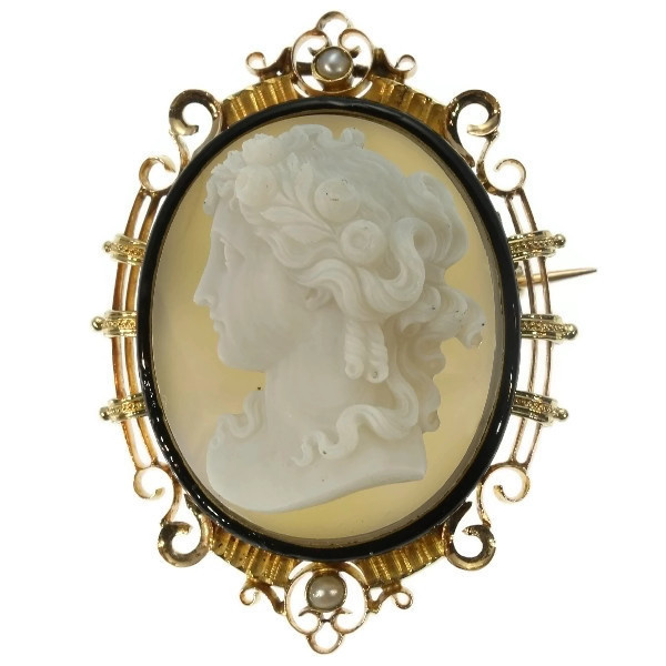 French Victorian antique hard stone cameo in elegant enameled mounting by Artista Sconosciuto