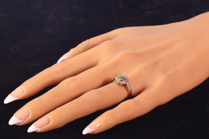 Vintage 1920's Belle Epoque / Art Deco diamond engagement ring with fancy colour center brilliant by Artista Sconosciuto