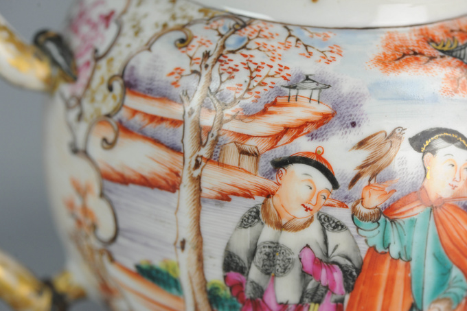 Guangcai Mandarin Famille Rose teapot: Scene of the falcon hunt, (1711-1796) by Artista Desconocido