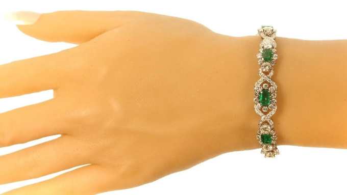 Magnificent vintage cocktail bracelet with 16 crt brilliant and 7 crt of Colombian emeralds by Artiste Inconnu