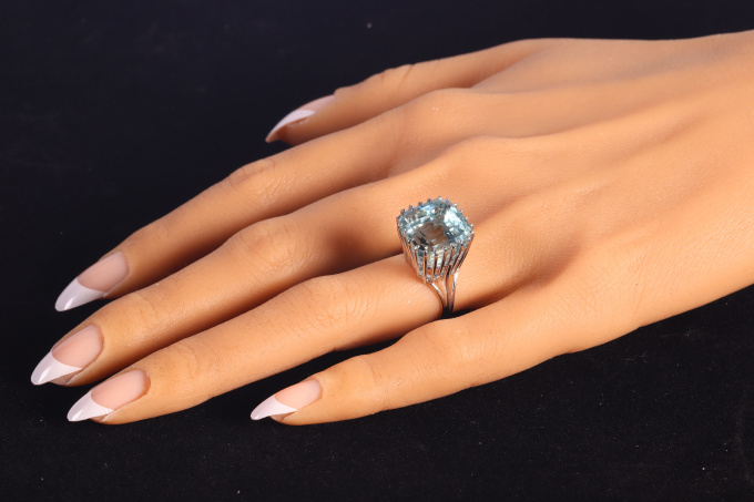 Vintage Fifties cocktail ring with large untreated aquamarine of approximately 16 crt by Unknown Artist