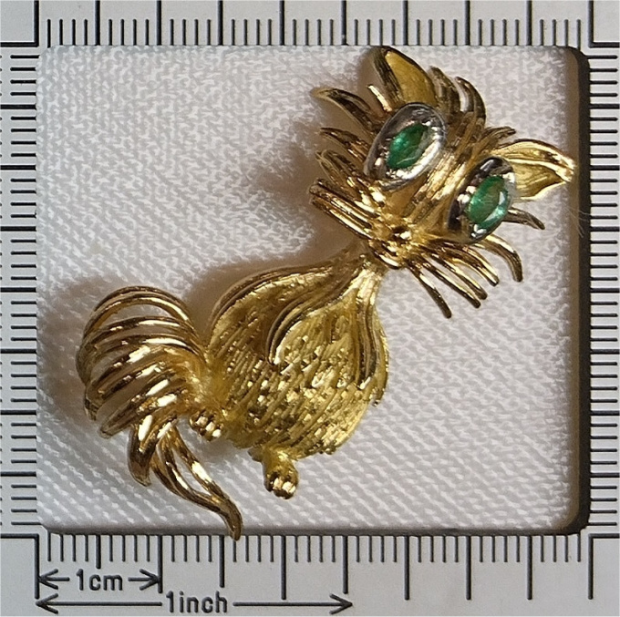 Vintage Fifties 18K gold brooch cat as cartoon character with emerald eyes by Unbekannter Künstler
