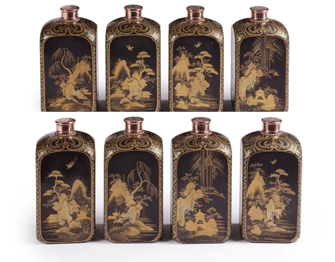 A set of four extremely rare and important pictorial-style Japanese export lacquer bottles by Unbekannter Künstler