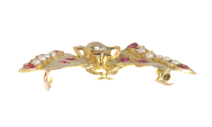 Antique gold Victorian butterfly brooch by Onbekende Kunstenaar