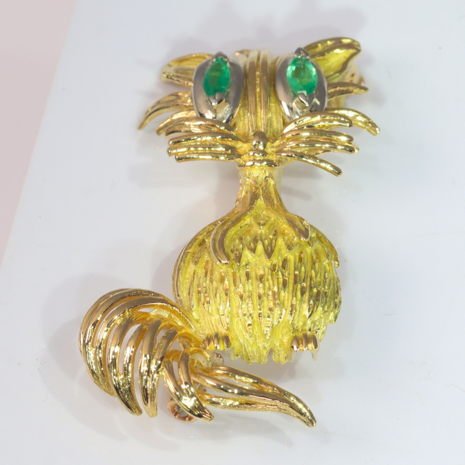 Vintage Fifties 18K gold brooch cat as cartoon character with emerald eyes by Artista Desconocido
