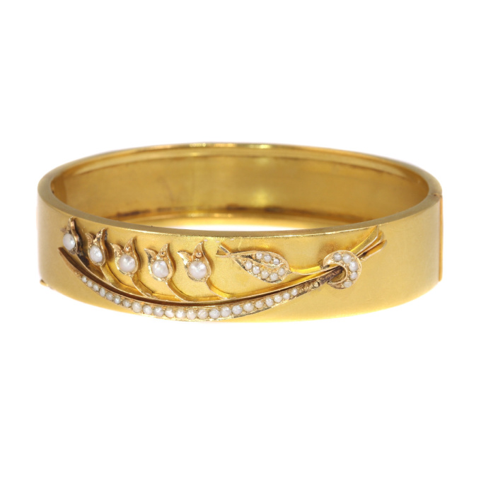 Antique gold bangle with lily of the valley motive by Artista Desconhecido
