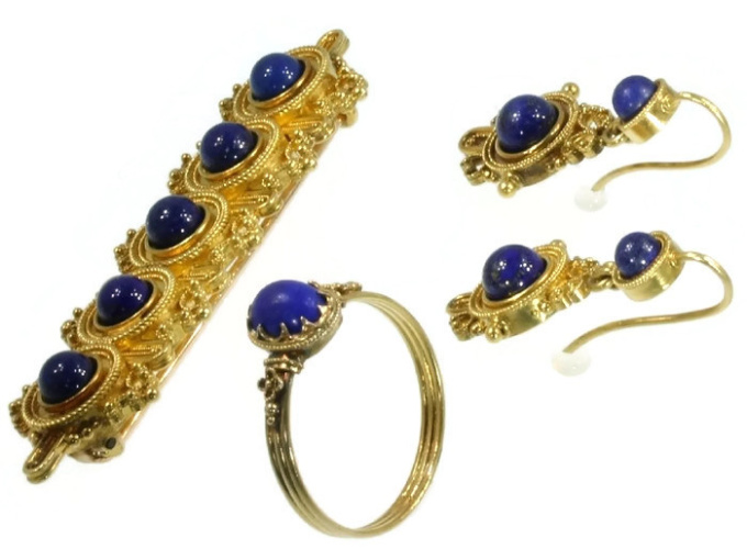 Neo-etruscan revival parure ring brooch earrings filigree granules lapis lazuli by Artista Sconosciuto