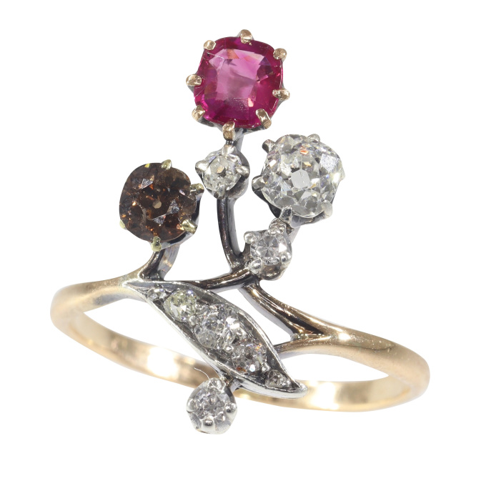 Vintage antique gold ring with fancy colour diamond, natural ruby and old mine cut diamonds by Artista Sconosciuto