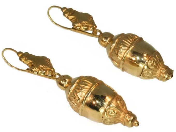 Victorian 18kt red gold dangle earrings, acorn motifs by Artista Desconocido