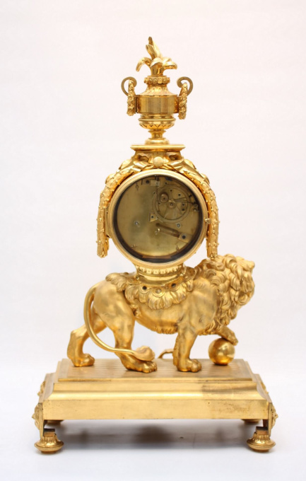 A large French Louis XVI ormolu 'lion' mantel clock, circa 1760 by Artista Desconocido