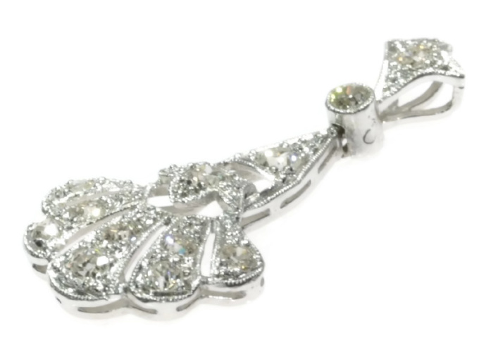 Platinum Art Deco diamond pendant by Artiste Inconnu