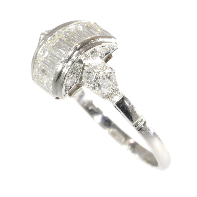 Vintage Fifties Art Deco inspired diamond engagement ring by Artista Desconhecido
