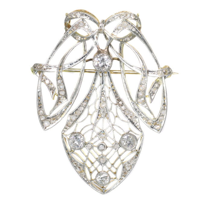 Strong design Art Nouveau diamond pendant that can be worn as a brooch too by Artiste Inconnu