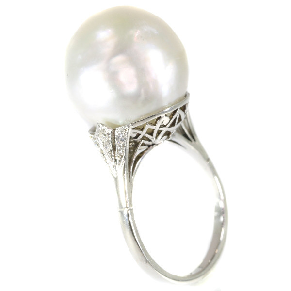 Platinum Art Deco ring with certified pearl and diamonds (ca. 1920) by Artista Sconosciuto
