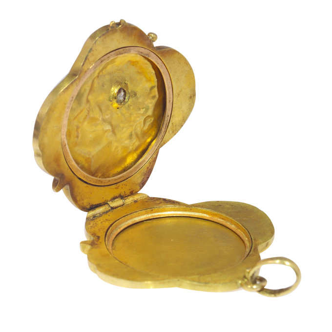 Vintage antique Art Nouveau love and good luck locket by Artista Desconocido