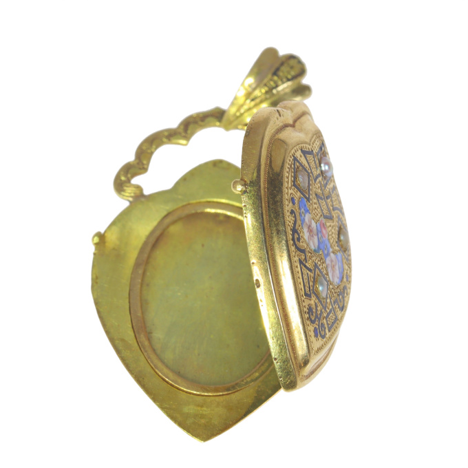 Vintage antique Victorian Biedermeier 18K gold locket with enamel and natural half seed pearls by Onbekende Kunstenaar