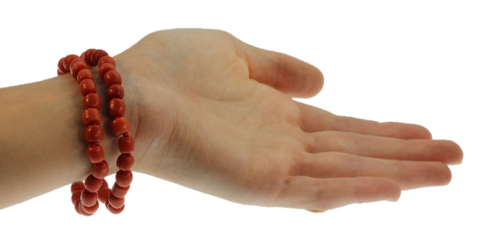 Antique Victorian coral bracelet with coral cameo made in Holland by Artista Desconhecido