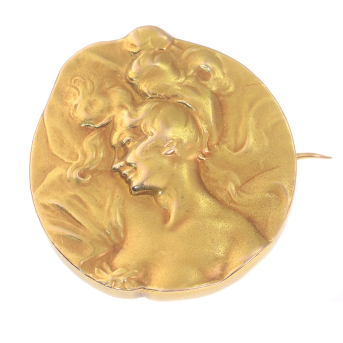 Strong stylistic Art Nouveau gold brooch by Onbekende Kunstenaar