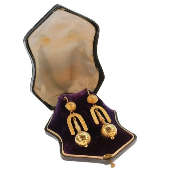 Victorian gold dangle earrings original box by Artista Sconosciuto