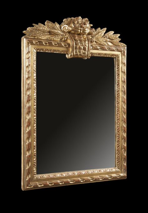 A giltwood French mirror by Unbekannter Künstler