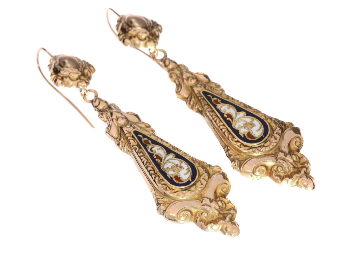Antique gold dangle earrings with enamel Victorian era by Artista Sconosciuto