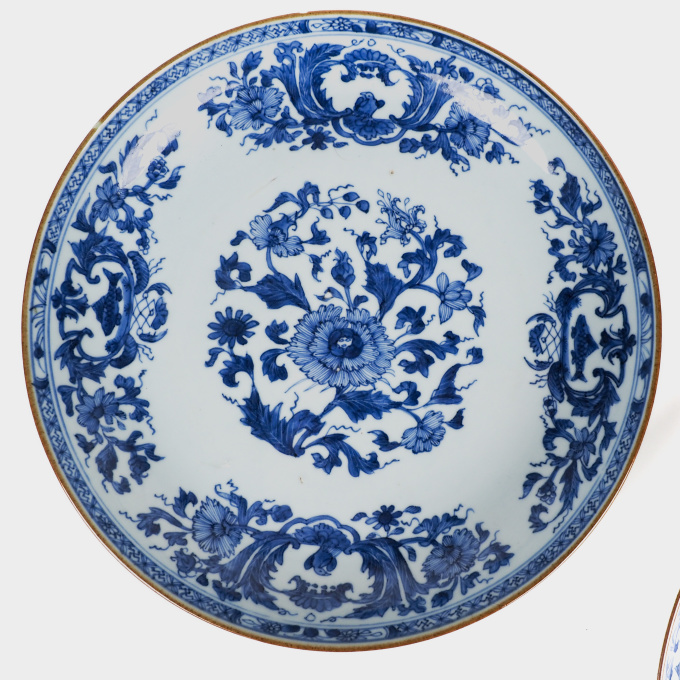 Pair Chinese ‘Madame de Pompadour’ dishes, 18th century by Artiste Inconnu