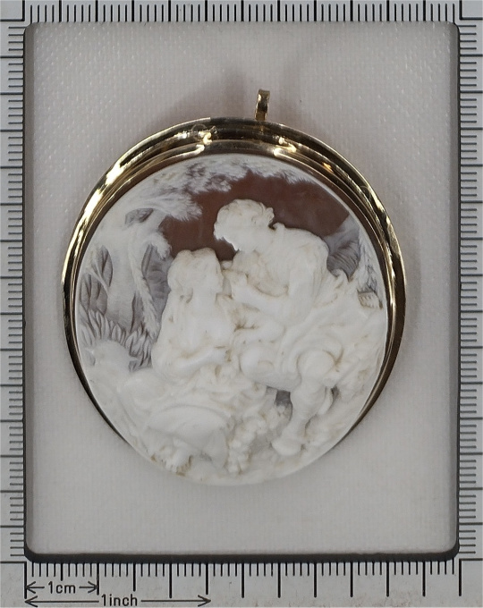 Vintage quality cameo in gold mounting romantic scenery can be worn as pendant or brooch by Onbekende Kunstenaar