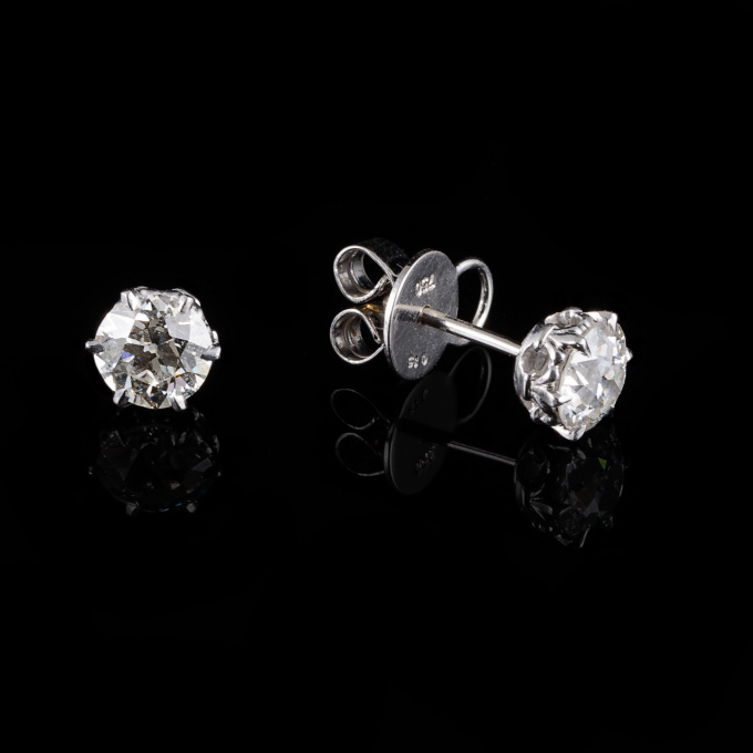 Solitair diamond earstuds by Ans Hemke-Kuilboer