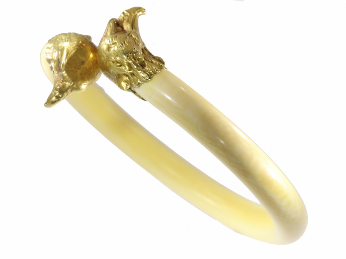 French Late Victorian antique ivory bangle with big gold eagle head ornaments by Artista Desconocido