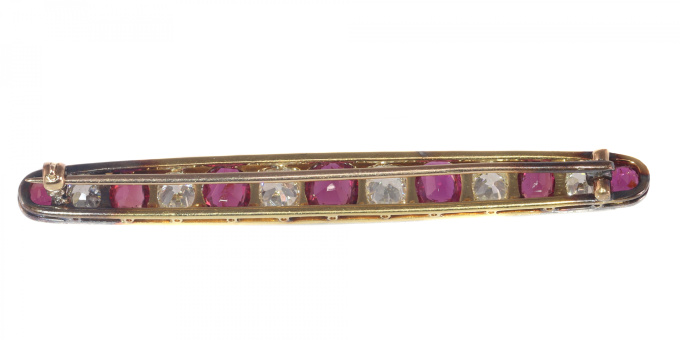 Vintage Art Deco bar brooch with high quality diamonds and rubies by Onbekende Kunstenaar