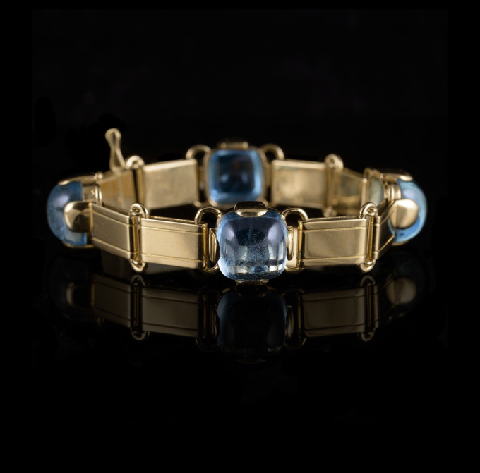 Yellow gold bracelet set with four large cabuchon cut aquamarines by Artista Sconosciuto