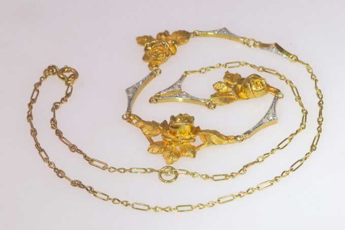 French vintage Belle Epoque 18K gold necklace with rose cut diamonds and gold roses by Onbekende Kunstenaar