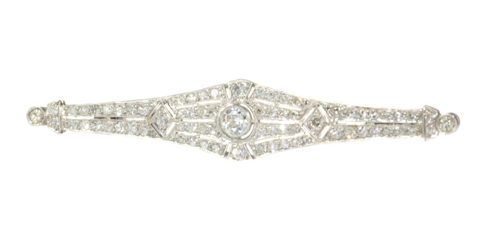 Vintage platinum Art Deco diamond bar brooch with 71 diamonds by Onbekende Kunstenaar