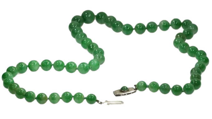 Certified top quality natural jadeite necklace of 53 beads (67,51 grams) - A-Jade, translucent, mottled light green and green by Unbekannter Künstler