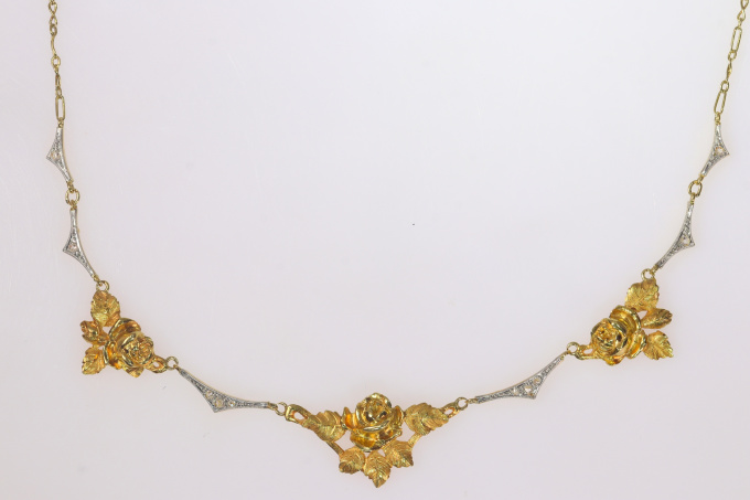 French vintage Belle Epoque 18K gold necklace with rose cut diamonds and gold roses by Unbekannter Künstler
