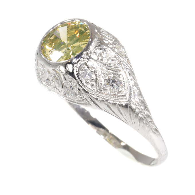 Vintage Fifties Art Deco engagement ring with natural fancy colour brilliant by Artista Sconosciuto