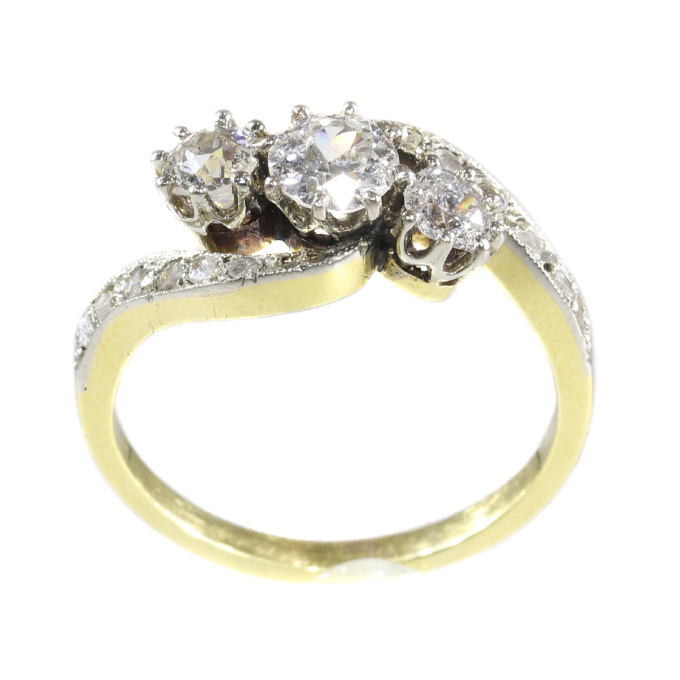 Victorian diamond cross-over ring engagement ring by Onbekende Kunstenaar
