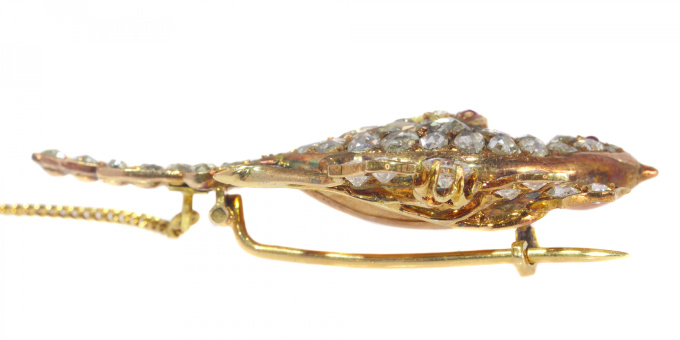 Vintage antique Victorian gold bird of paradise brooch set with 81 diamonds by Artista Desconhecido