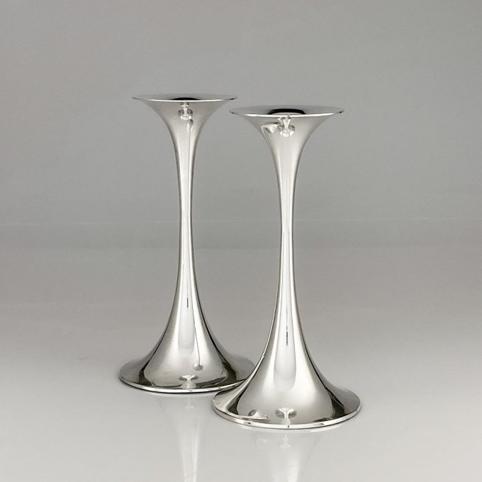 Tapio Wirkkala – A pair of Scandinavian Modern silver “Trumpetti” candlesticks, model TW 284 – Kultakeskus, Finland 1970’s by Tapio Wirkkala