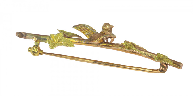 Vintage antique gold bar brooch bird holding diamond in beak on ivy branch by Onbekende Kunstenaar