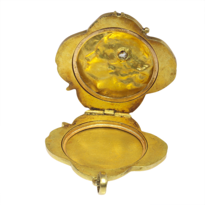 Vintage antique Art Nouveau love and good luck locket by Onbekende Kunstenaar