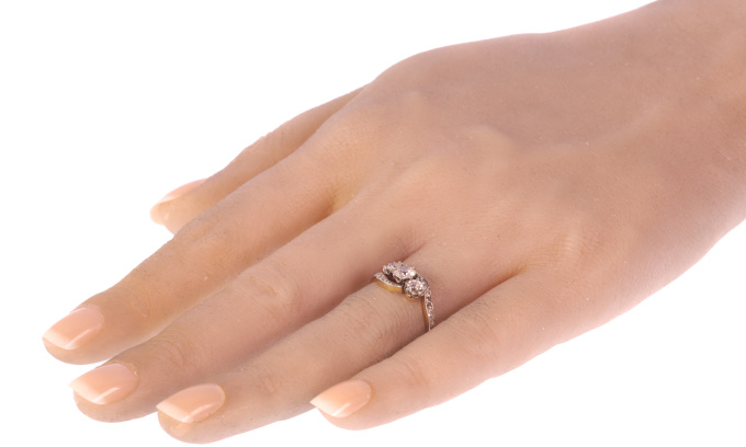 Victorian diamond cross-over ring engagement ring by Onbekende Kunstenaar