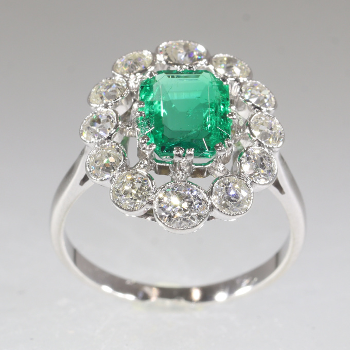 Genuine vintage Art Deco diamond and emerald engagement ring by Artista Desconhecido