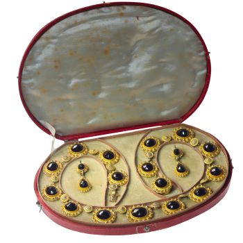Victorian gilded garnet parure matching necklace and earrings in original box by Unbekannter Künstler
