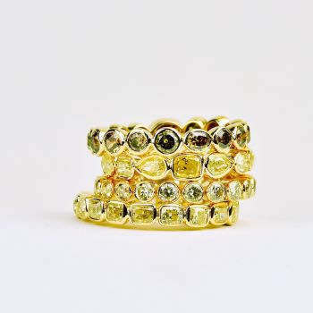 Aanschuif ringen met rondom bruine, gele en groenachtige diamanten gemaakt in 18k goud by Mary van der Sluis