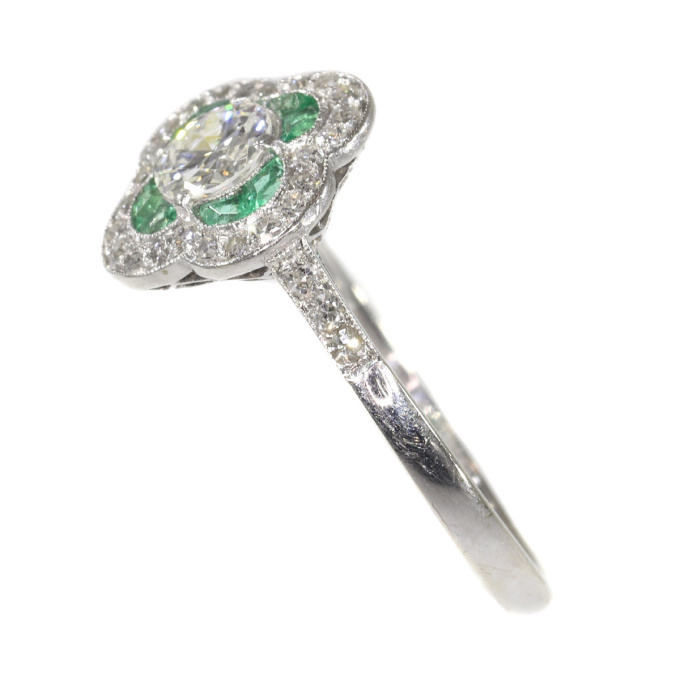 Art Deco diamond and emerald engagement ring by Artista Sconosciuto